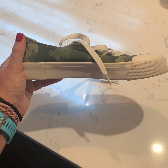 Cute Camo Shoes! - Picture 2 of 4